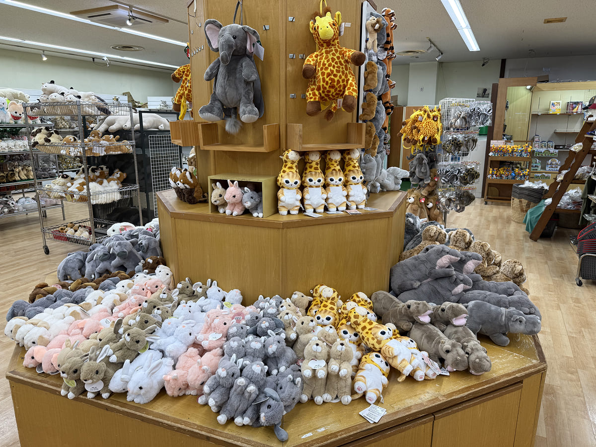 富士サファリパーク サファリショップには大量のぬいぐるみ