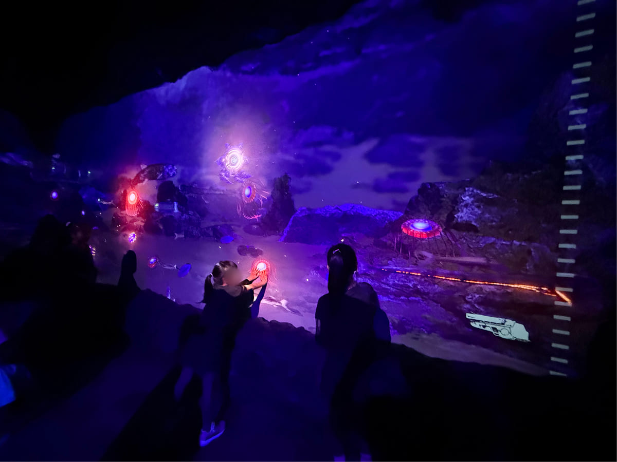 沼津港深海水族館 深海映像コーナーでタッチして光る様子