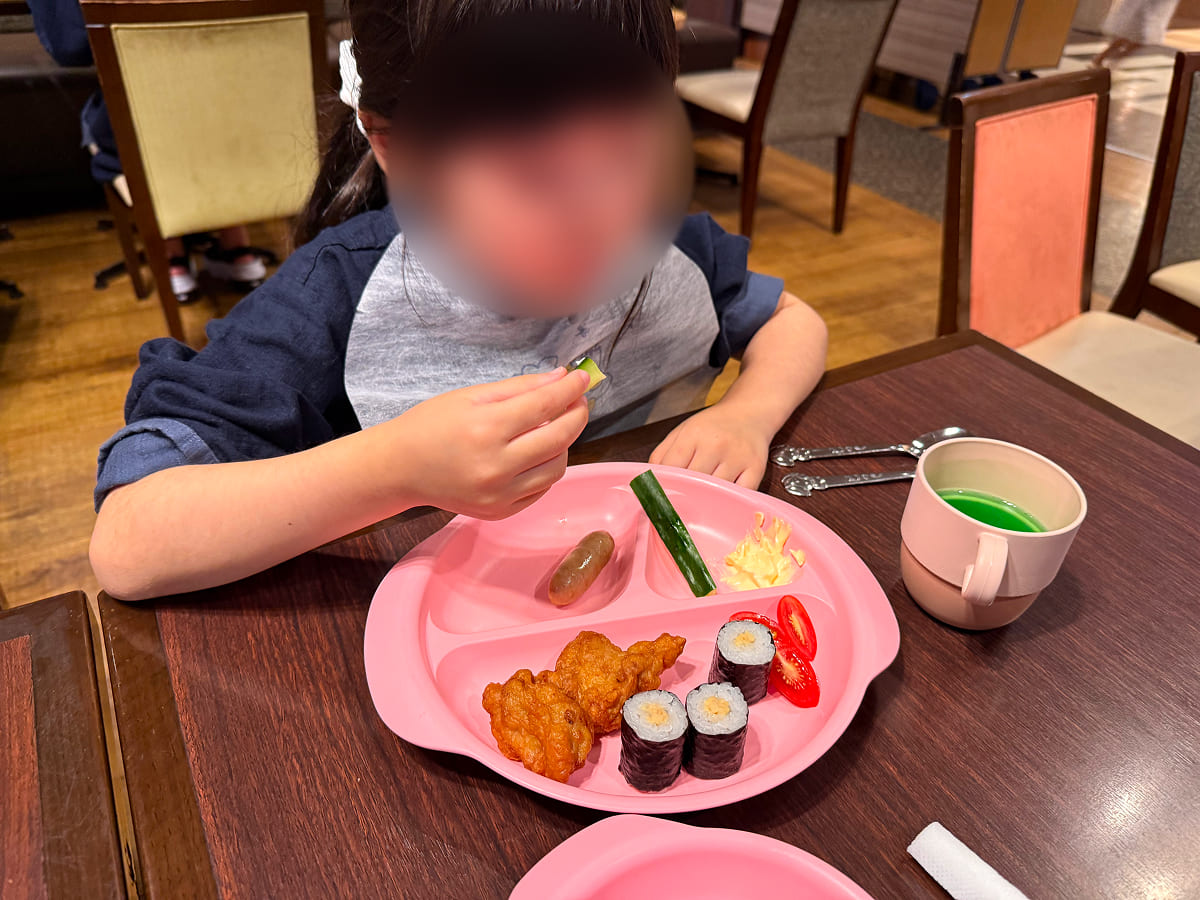ホテルエピナール那須 バイキングで子どもが食べる様子