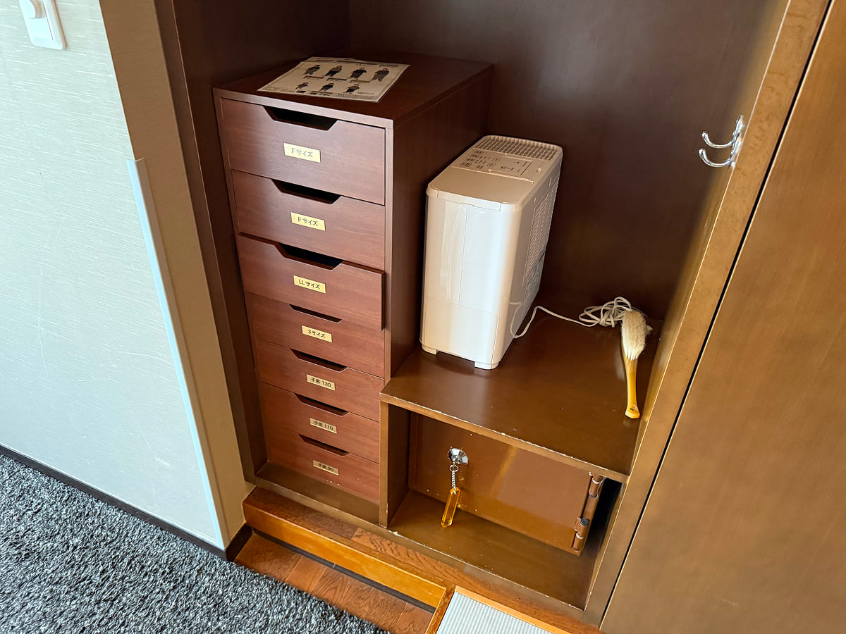 ホテルエピナール那須 絆ファミリールームの加湿器・館内着・金庫