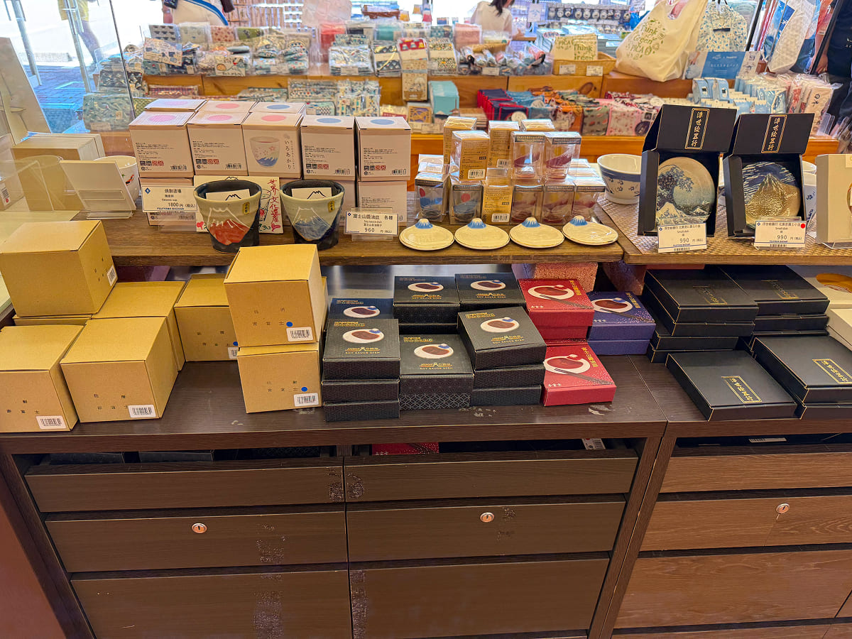 森の駅 旭日丘 FUJIYAMA BAZAARの富士山柄 和食器