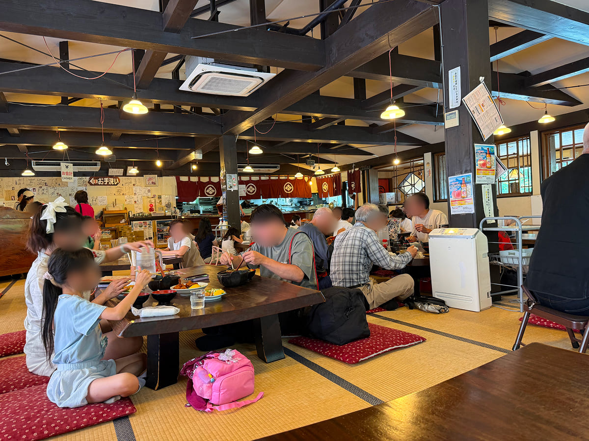 甲州ほうとう小作 山中湖店の座敷席の様子