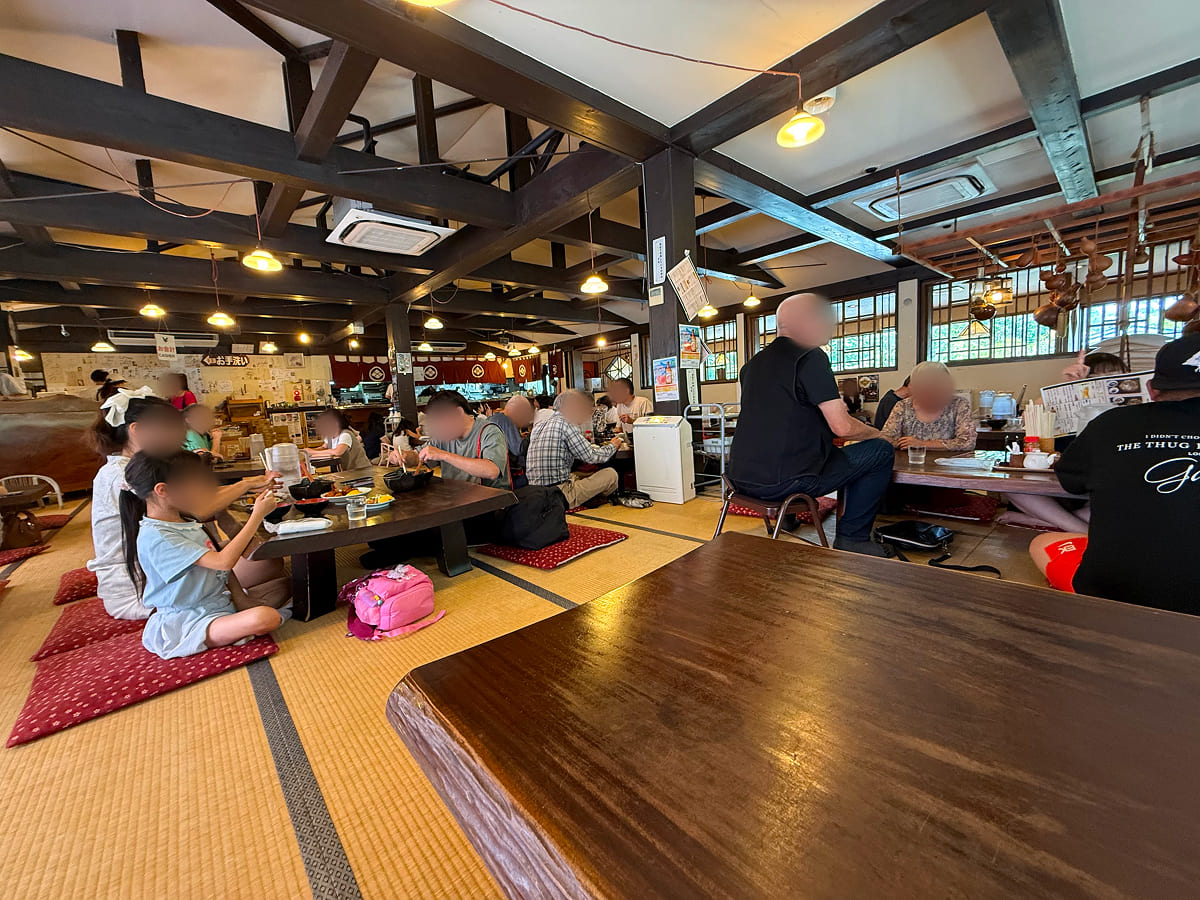 甲州ほうとう小作 山中湖店の店内の様子