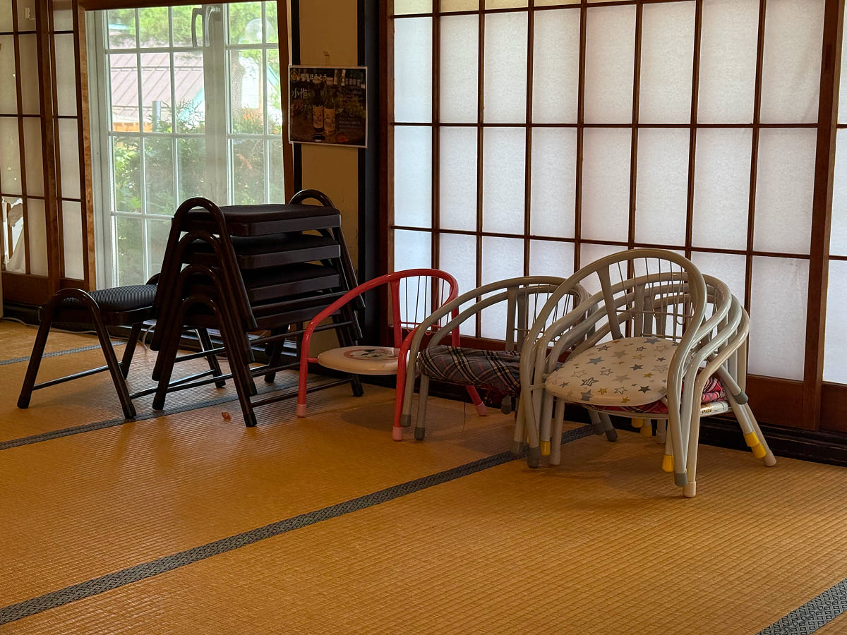 甲州ほうとう小作 山中湖店の子ども用椅子