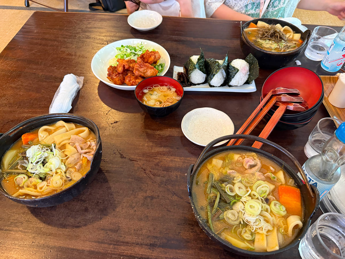甲州ほうとう小作 山中湖店で我が家が注文した料理が勢揃い