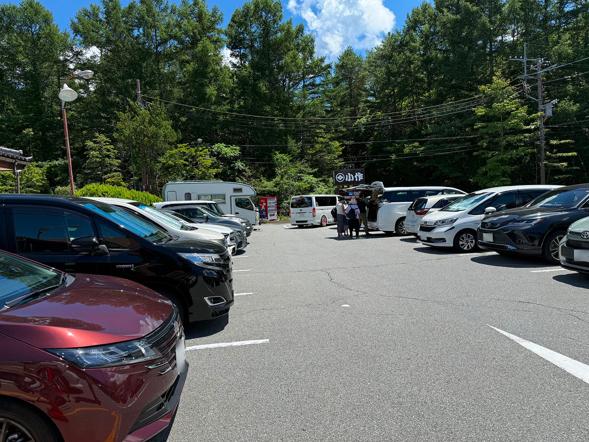 甲州ほうとう小作 山中湖店の駐車場