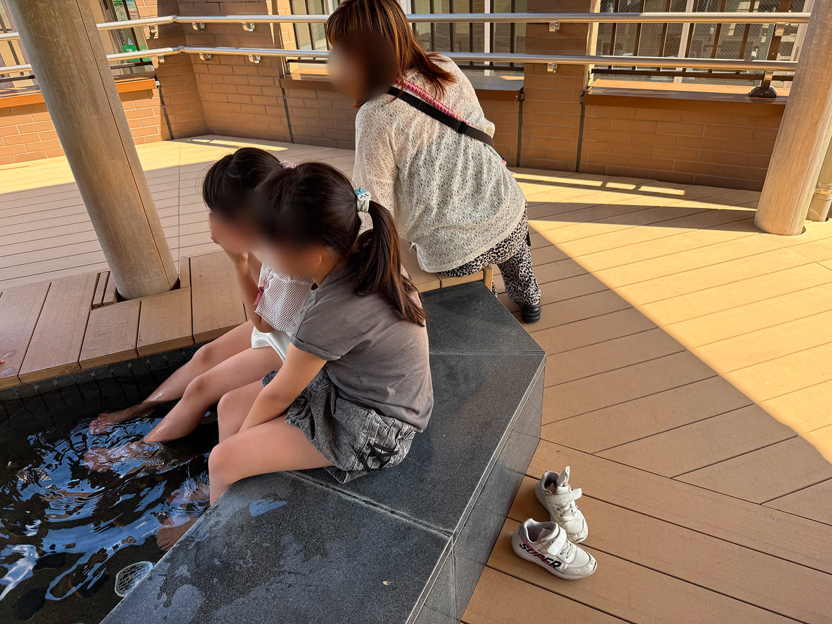道の駅すばしり 2階足湯で子どもたちも大喜び