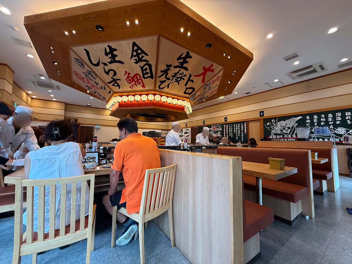 港八十三番地 一富士丸の店内カウンター席とテーブル席の様子