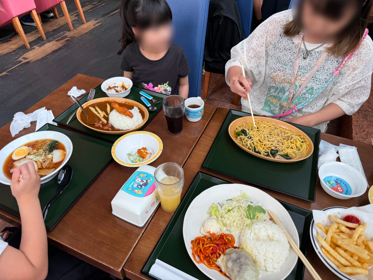 茨城県自然博物館 レストラン ル・サンクで食事する様子