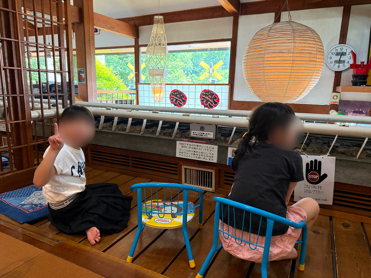 レストラン蒸気機関車 子ども用の椅子に座ってSLが来るのを待つ様子