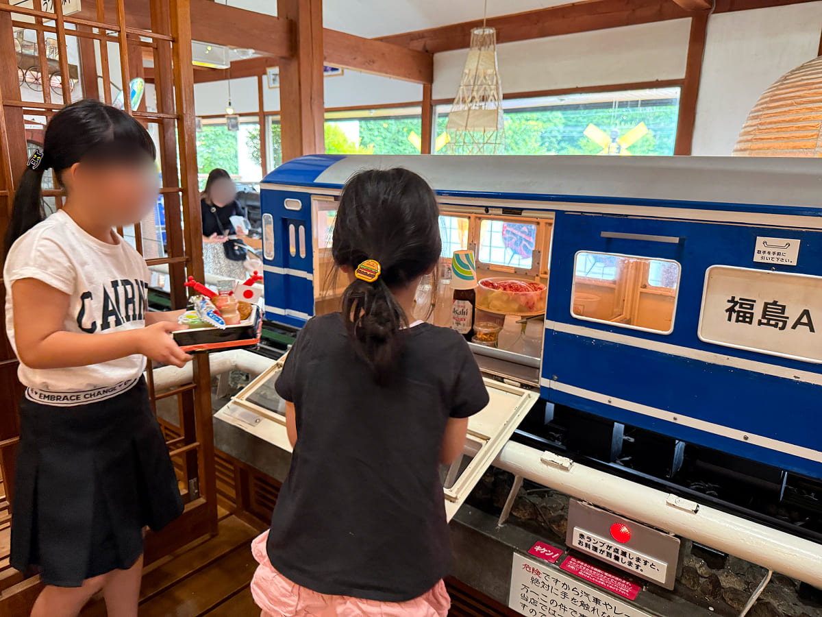 レストラン蒸気機関車 SLから子どもが料理を運ぶ様子