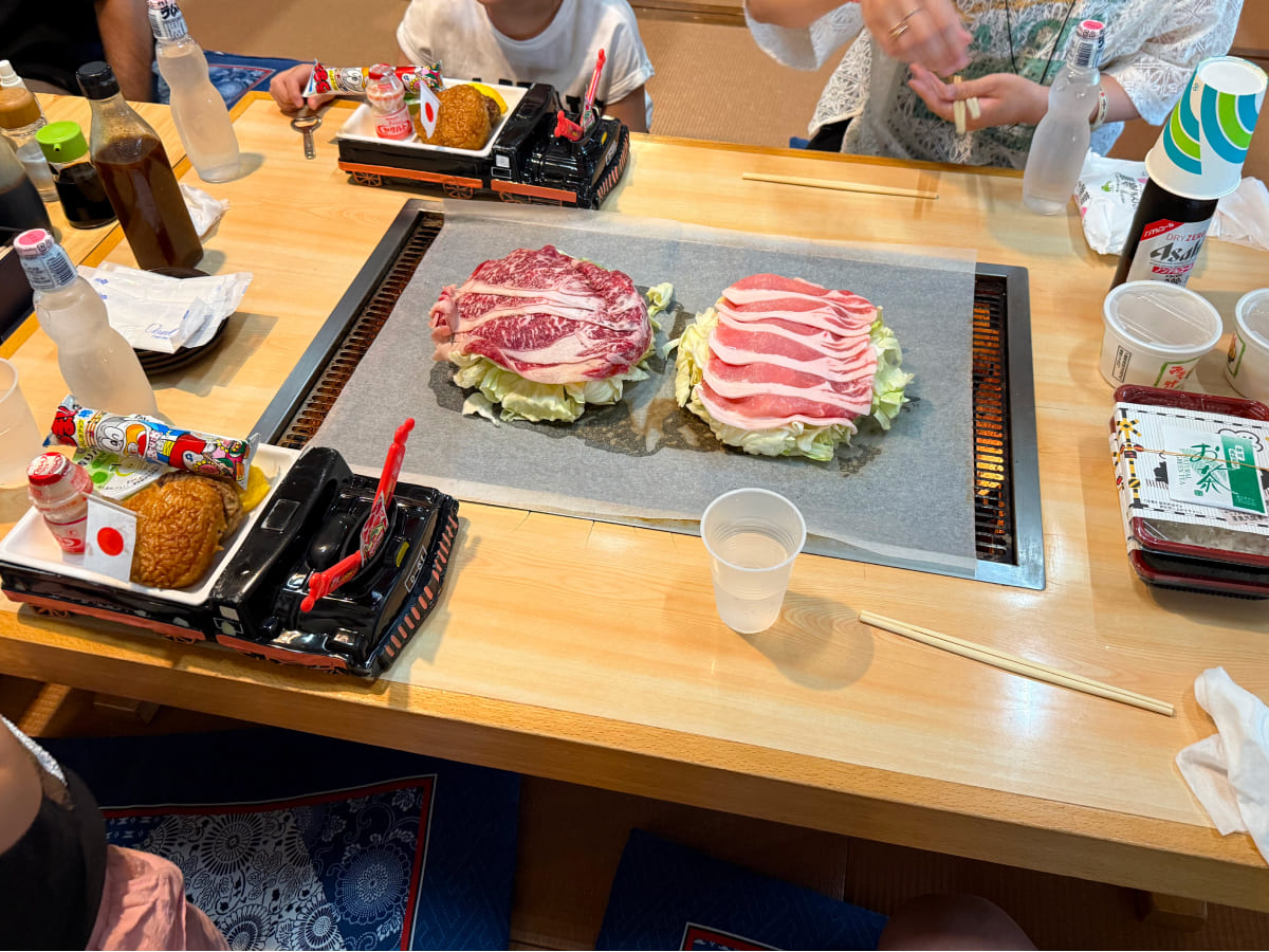 レストラン蒸気機関車 我が家が注文した肉料理を焼く様子
