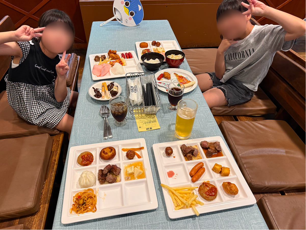 御殿場高原時之栖 麦畑の食事風景