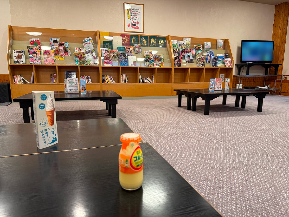 御殿場高原時之栖 天然温泉 気楽坊の休憩スペースでフルーツ牛乳を飲む