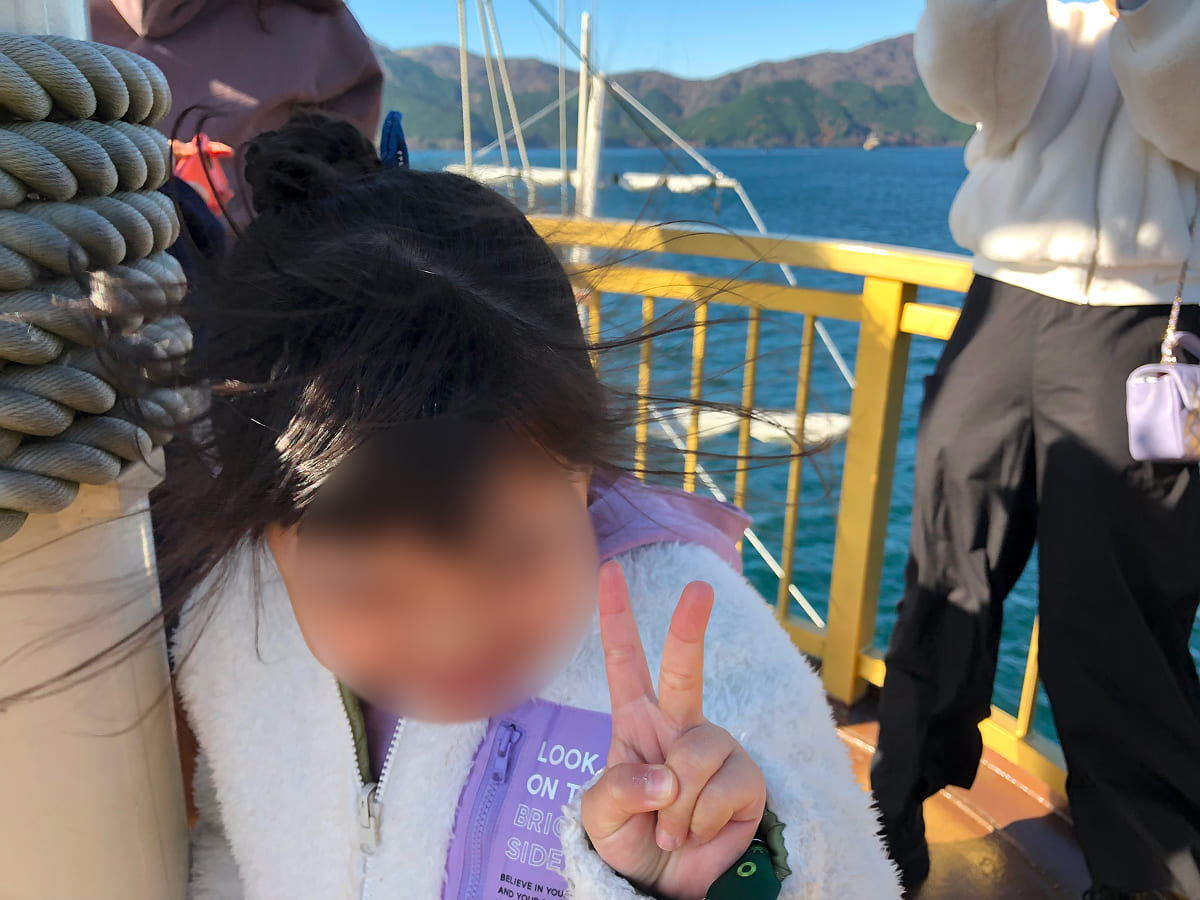箱根海賊船 特別船室の専用デッキは風が強くて寒い