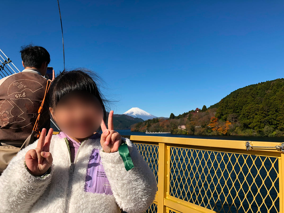 箱根海賊船 特別船室の専用デッキで富士山と記念撮影