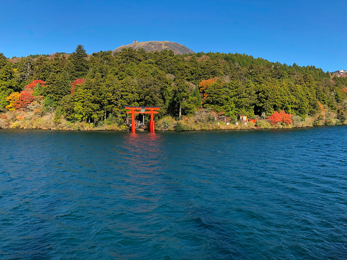 箱根海賊船 専用デッキから箱根神社の「平和の鳥居（水中鳥居）」