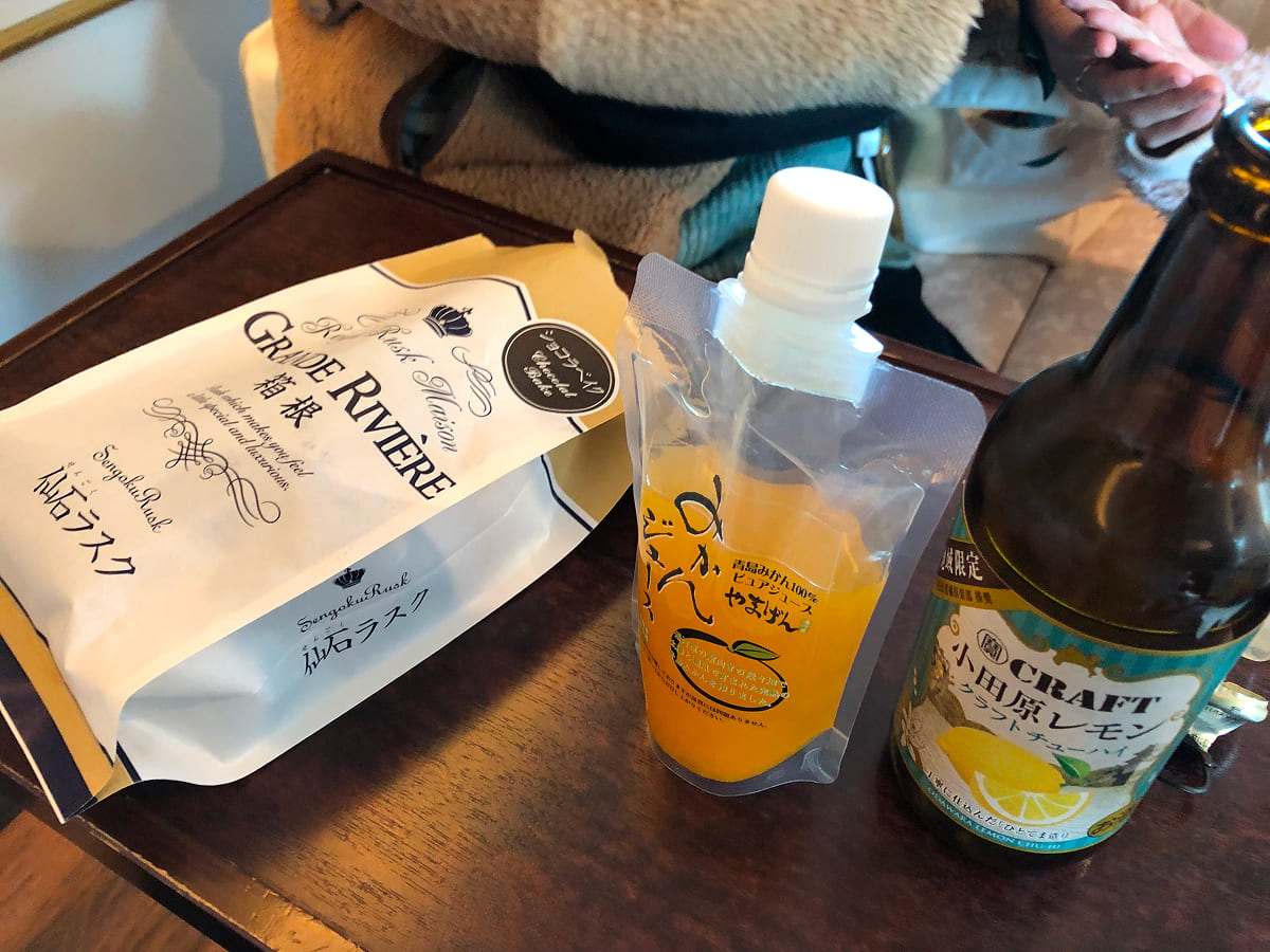 箱根海賊船 我が家が売店で購入した仙石ラスクとジュース・お酒