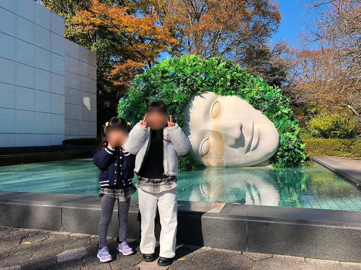 彫刻の森美術館 嘆きの天使と記念撮影