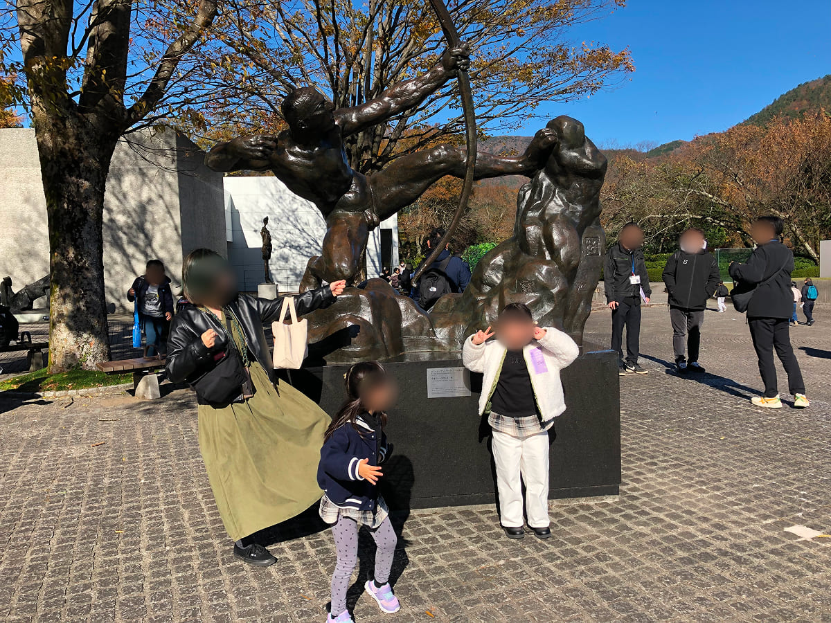 彫刻の森美術館 弓をひくヘラクレスと記念撮影
