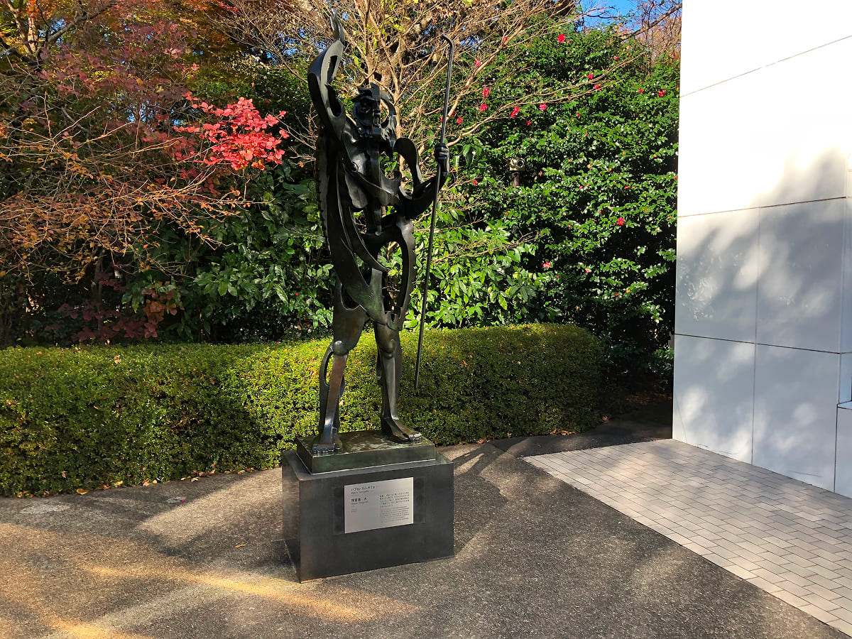 彫刻の森美術館 ピカソ館入口にある預言者像