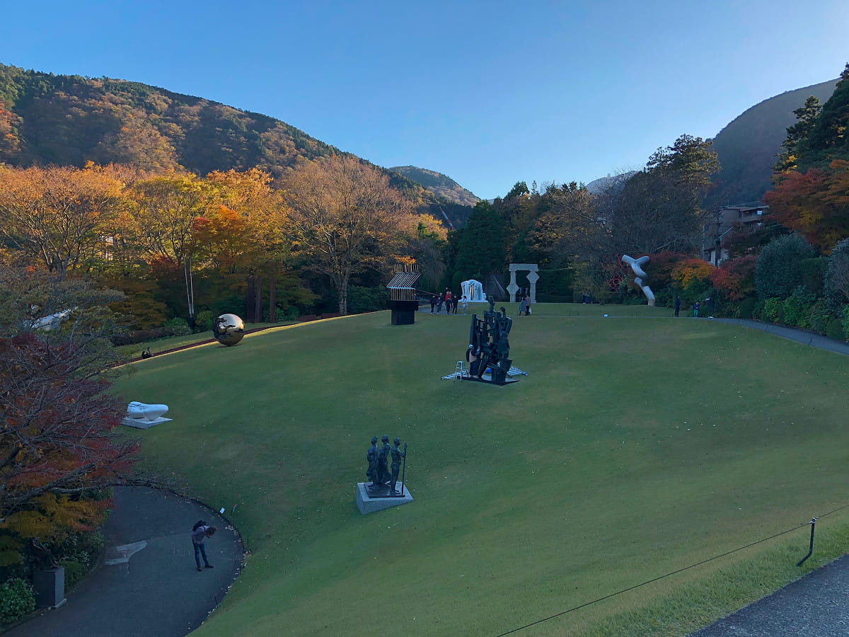 彫刻の森美術館 芝生広場に広がる展示品