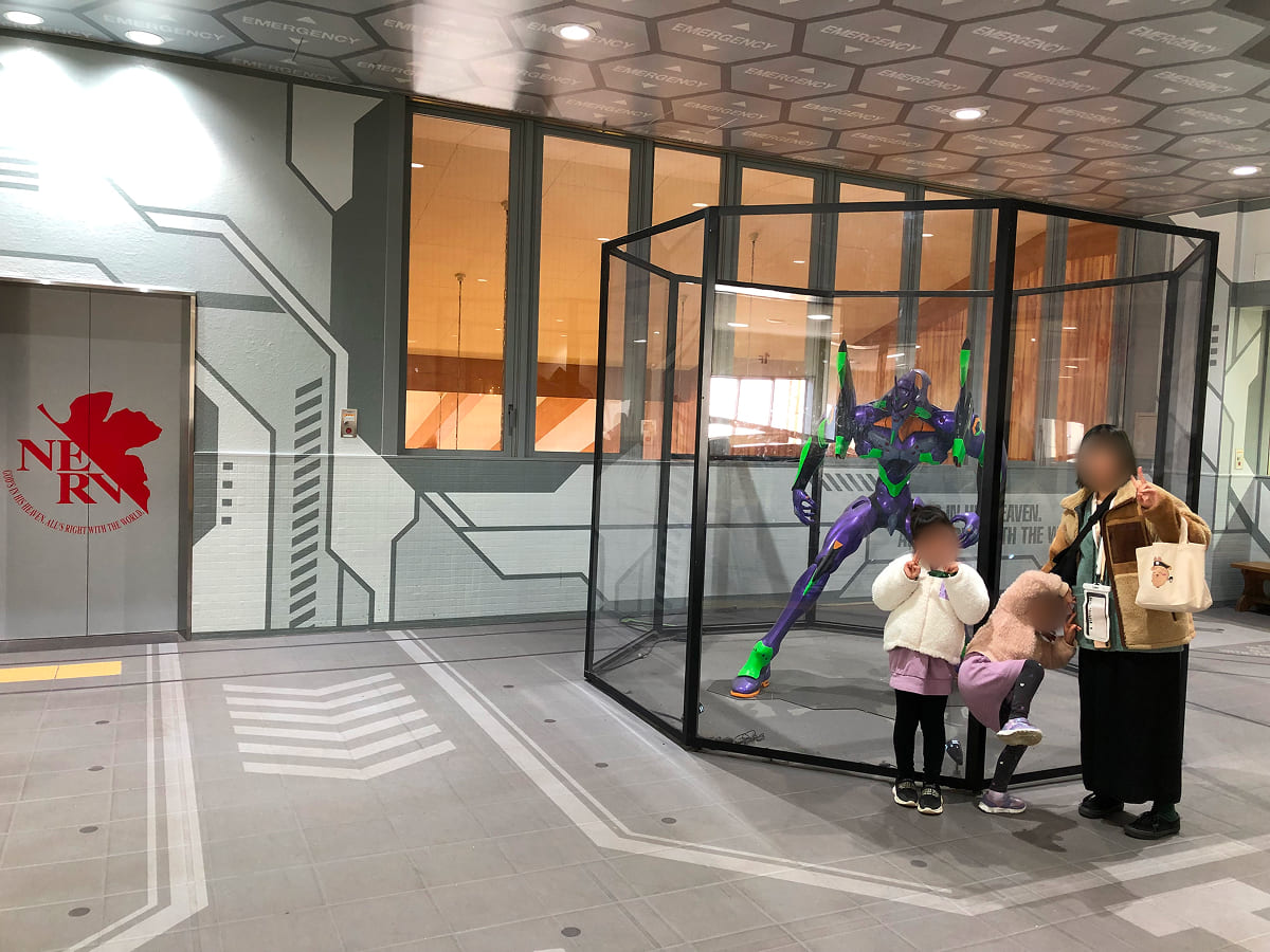 箱根ロープウェイ 桃源台駅のエヴァンゲリオンと記念撮影
