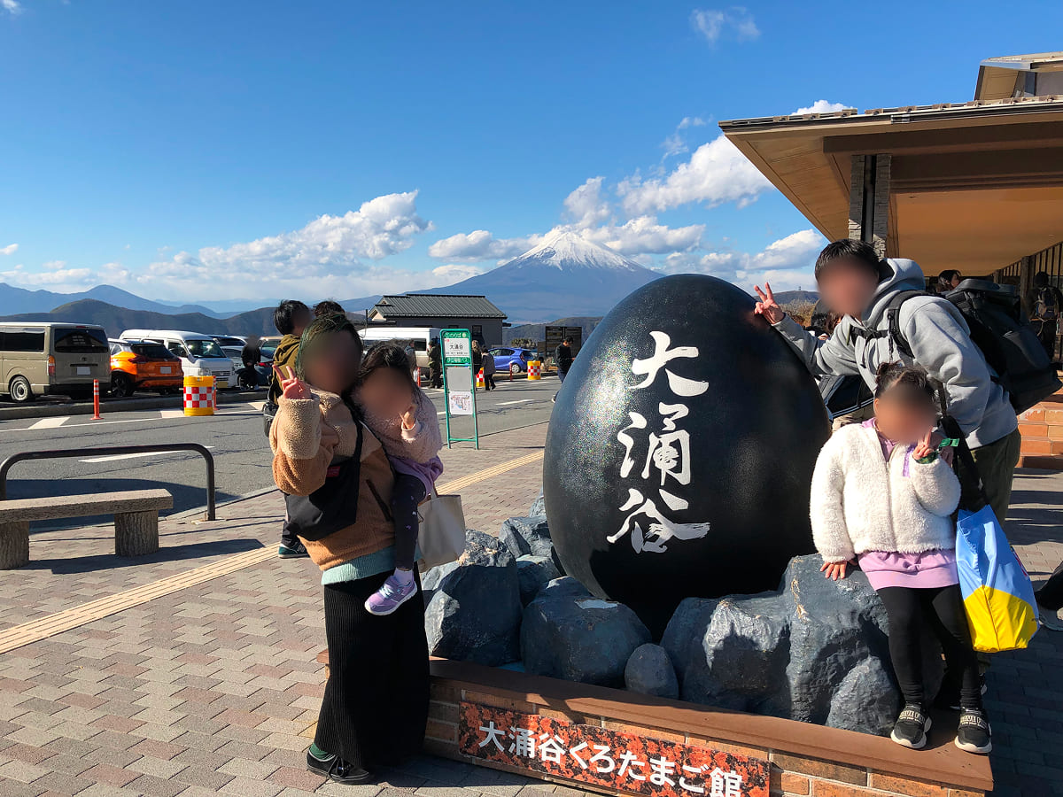 箱根ロープウェイ 大涌谷くろたまご館のフォトスポットで記念撮影