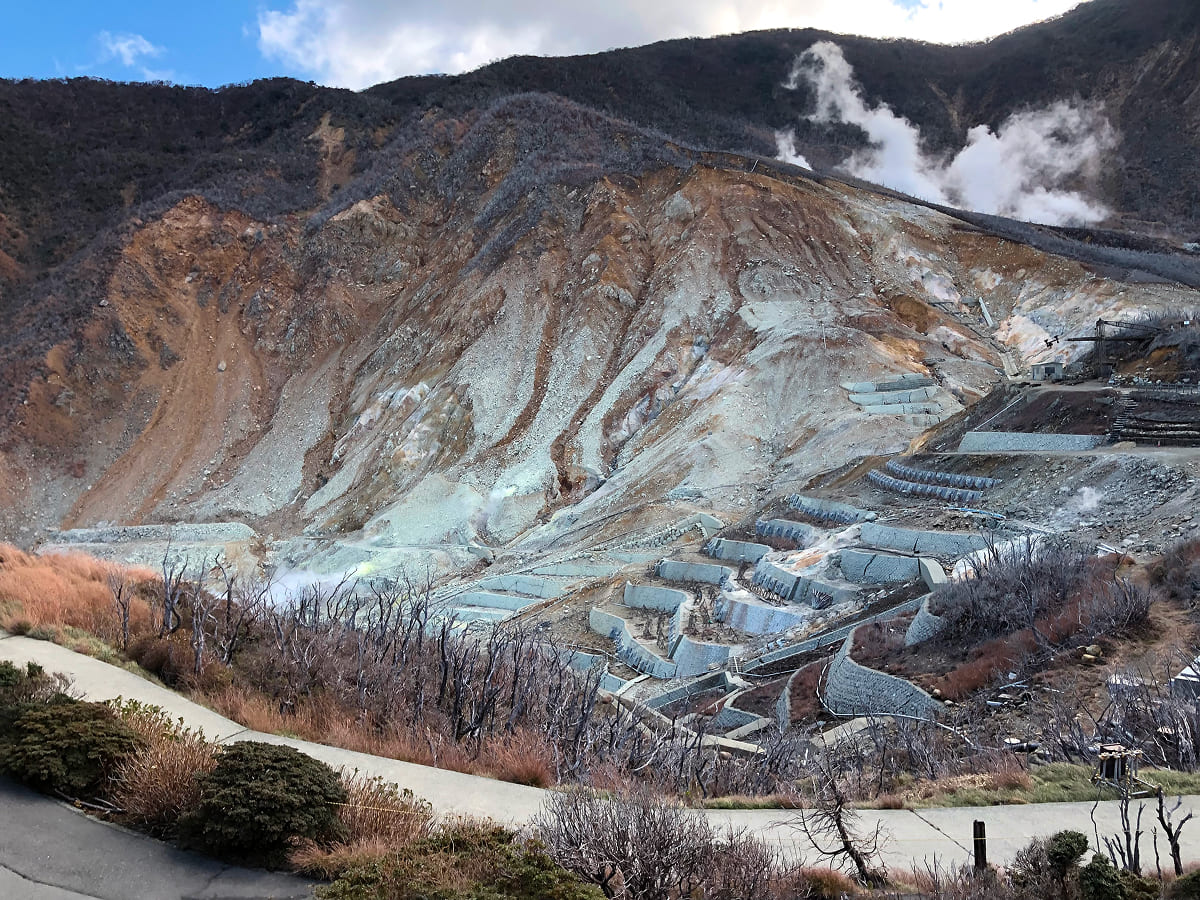 箱根ロープウェイ 大涌谷は白い煙と硫黄の匂いが！